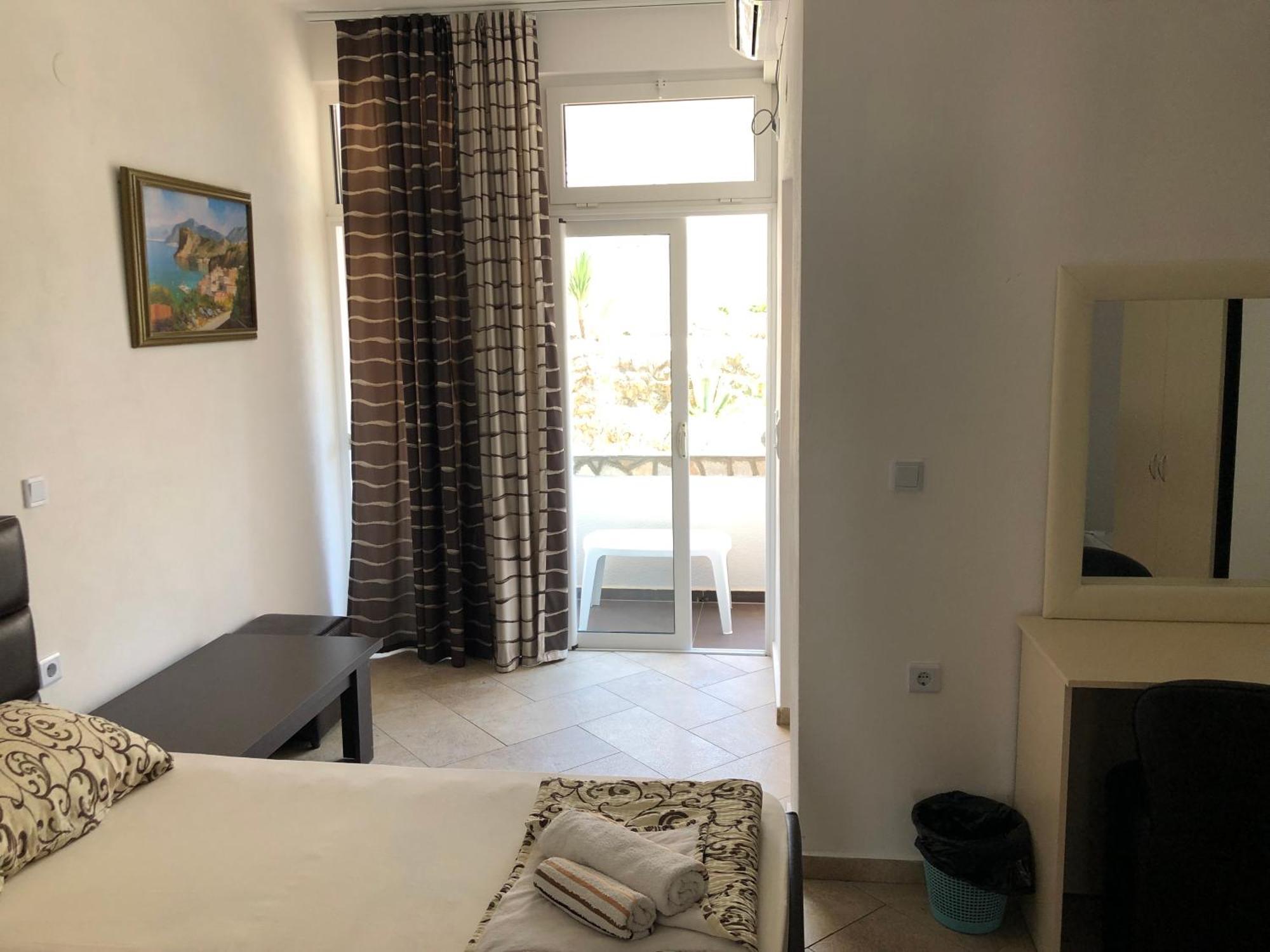 Novalic Hotel Dobra Voda Exteriör bild
