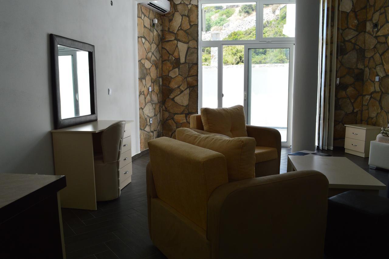 Novalic Hotel Dobra Voda Exteriör bild
